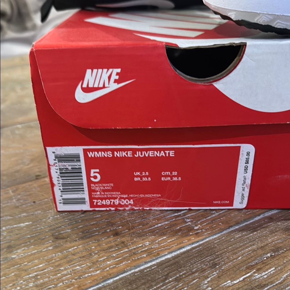 Nike Juvenate Women's Black and White Sneakers